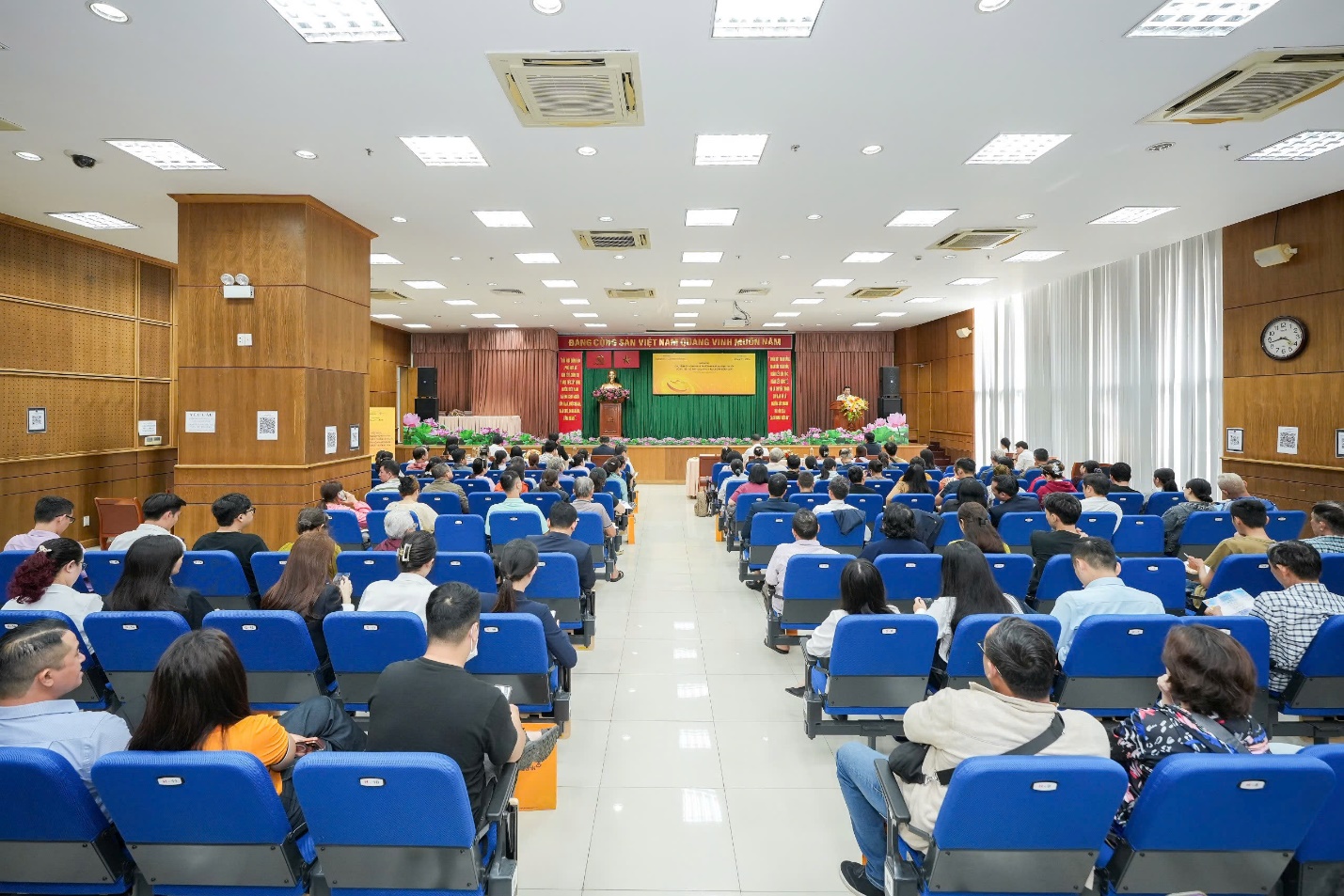 Xóa thuế khoán: LPBank mở gói giải pháp giúp hộ kinh doanh chuyển đổi dễ dàng.- Ảnh 1. Xóa thuế khoán: LPBank mở gói giải pháp giúp hộ kinh doanh chuyển đổi dễ dàng.- Ảnh 1.