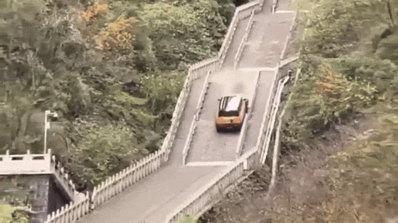 SUV Trung Quốc tụt dốc, làm vỡ lan can khi cố leo 999 bậc lên đỉnh núi- Ảnh 1.