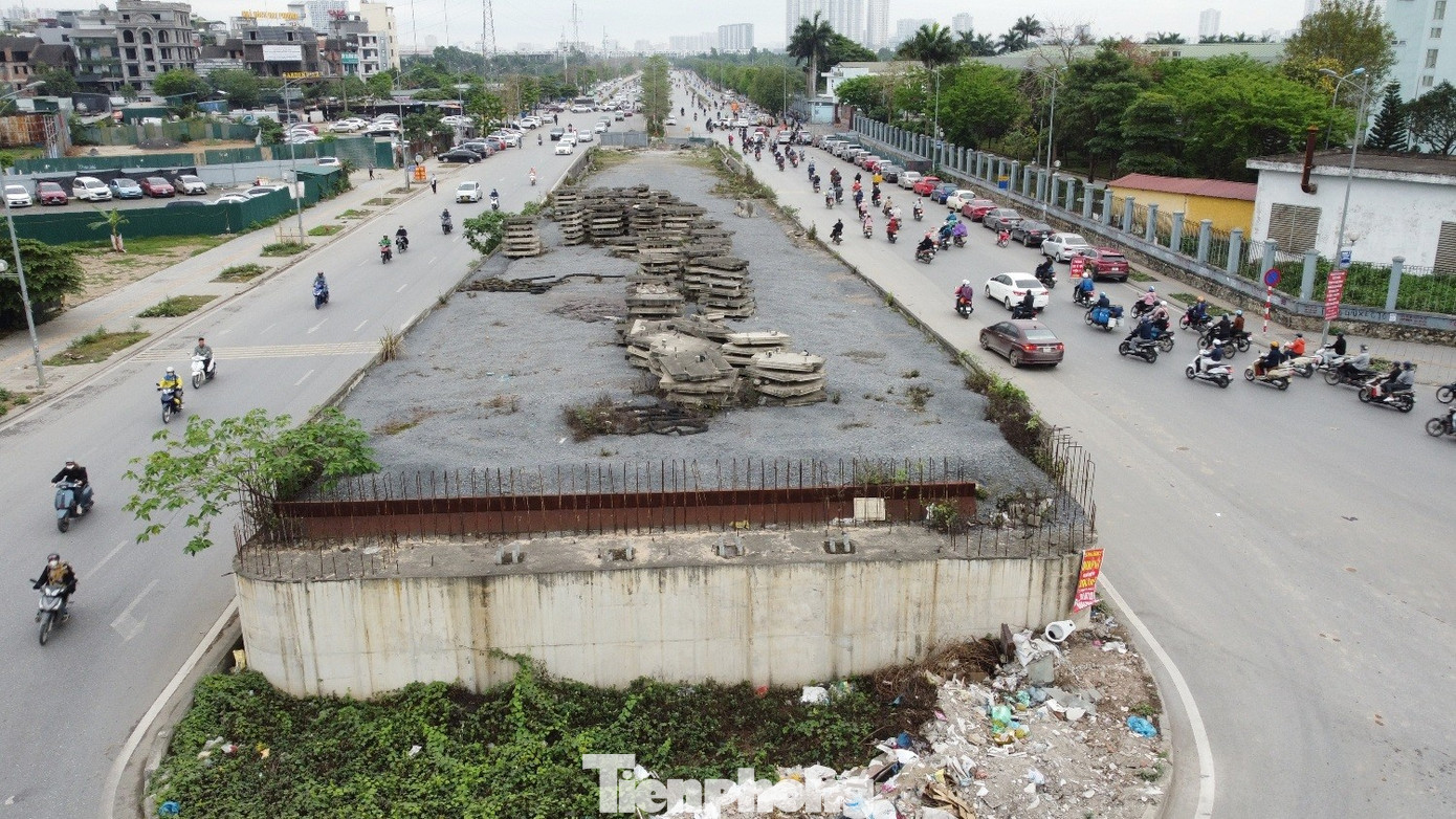 Nút giao ‘dị dạng’ ở Hà Nội lại vỡ tiến độ mặt bằng, giao thông ùn tắc- Ảnh 4.