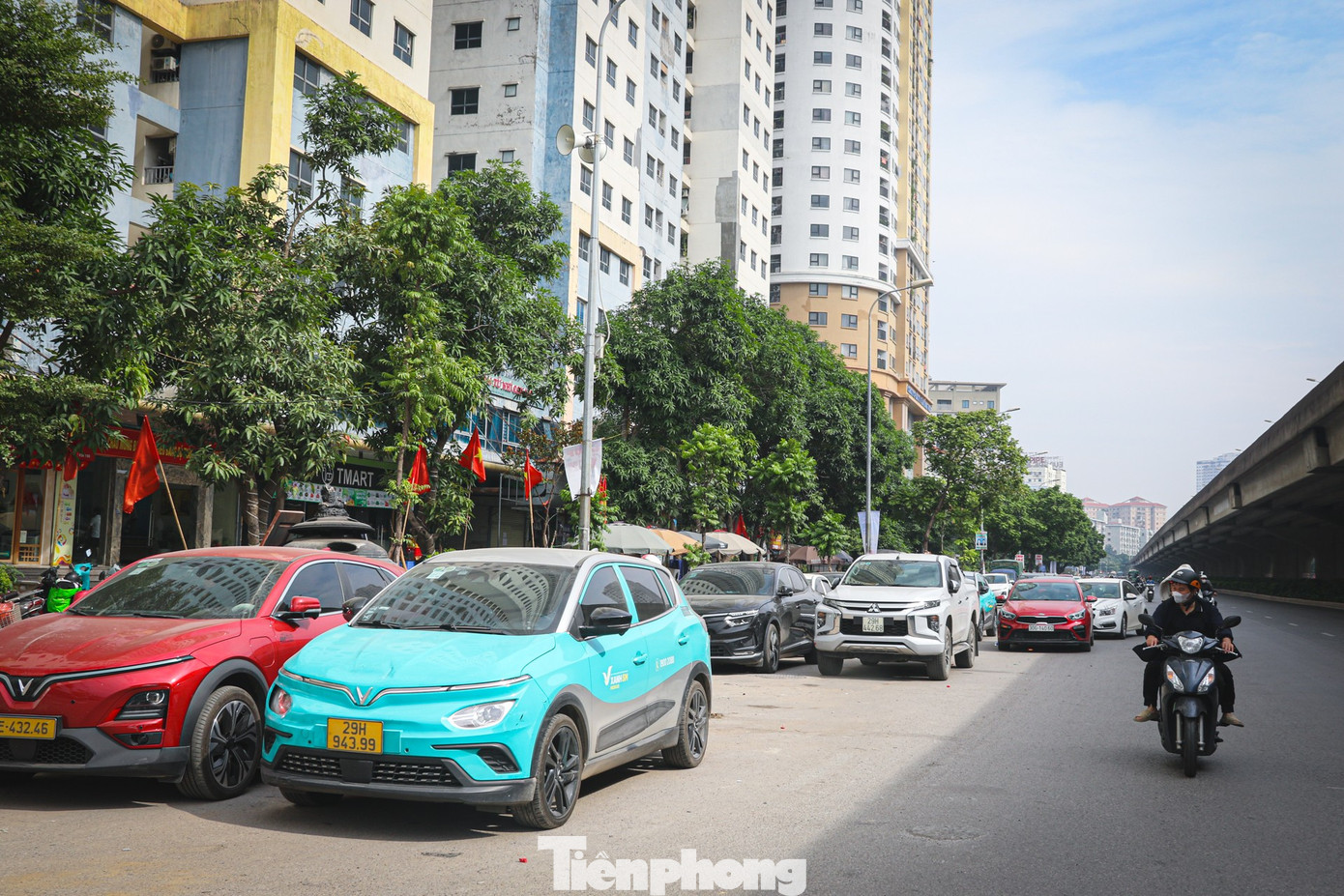 Hà Nội lắp camera phạt nguội, 'phố 120 m' vẫn thành bãi đỗ xe khổng lồ- Ảnh 2.