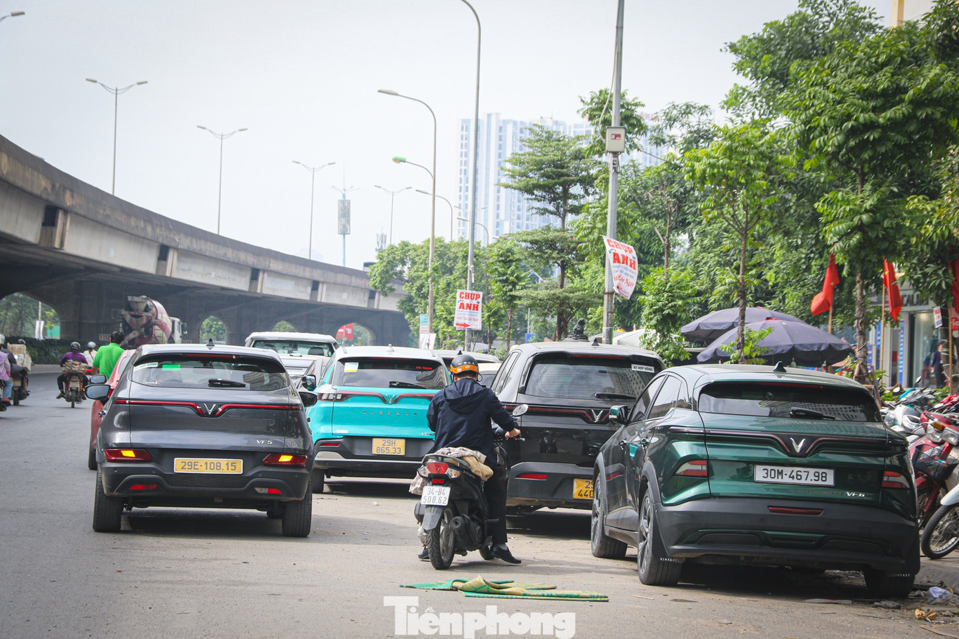 Hà Nội lắp camera phạt nguội, 'phố 120 m' vẫn thành bãi đỗ xe khổng lồ- Ảnh 4.