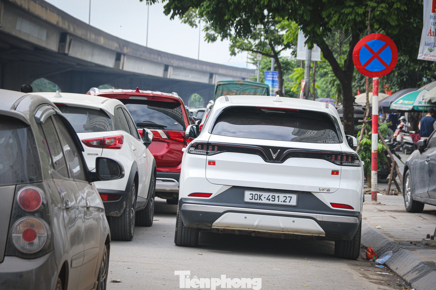 Hà Nội lắp camera phạt nguội, 'phố 120 m' vẫn thành bãi đỗ xe khổng lồ- Ảnh 3.