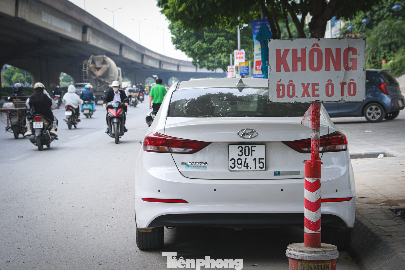 Hà Nội lắp camera phạt nguội, 'phố 120 m' vẫn thành bãi đỗ xe khổng lồ- Ảnh 8.