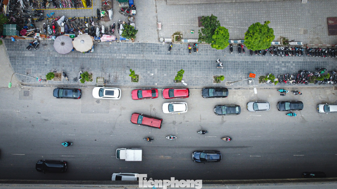 Hà Nội lắp camera phạt nguội, 'phố 120 m' vẫn thành bãi đỗ xe khổng lồ- Ảnh 9.