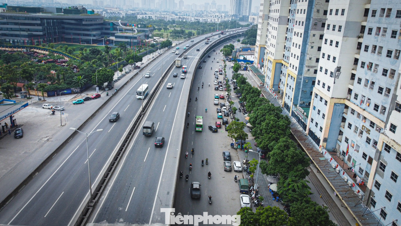 Hà Nội lắp camera phạt nguội, 'phố 120 m' vẫn thành bãi đỗ xe khổng lồ- Ảnh 1.
