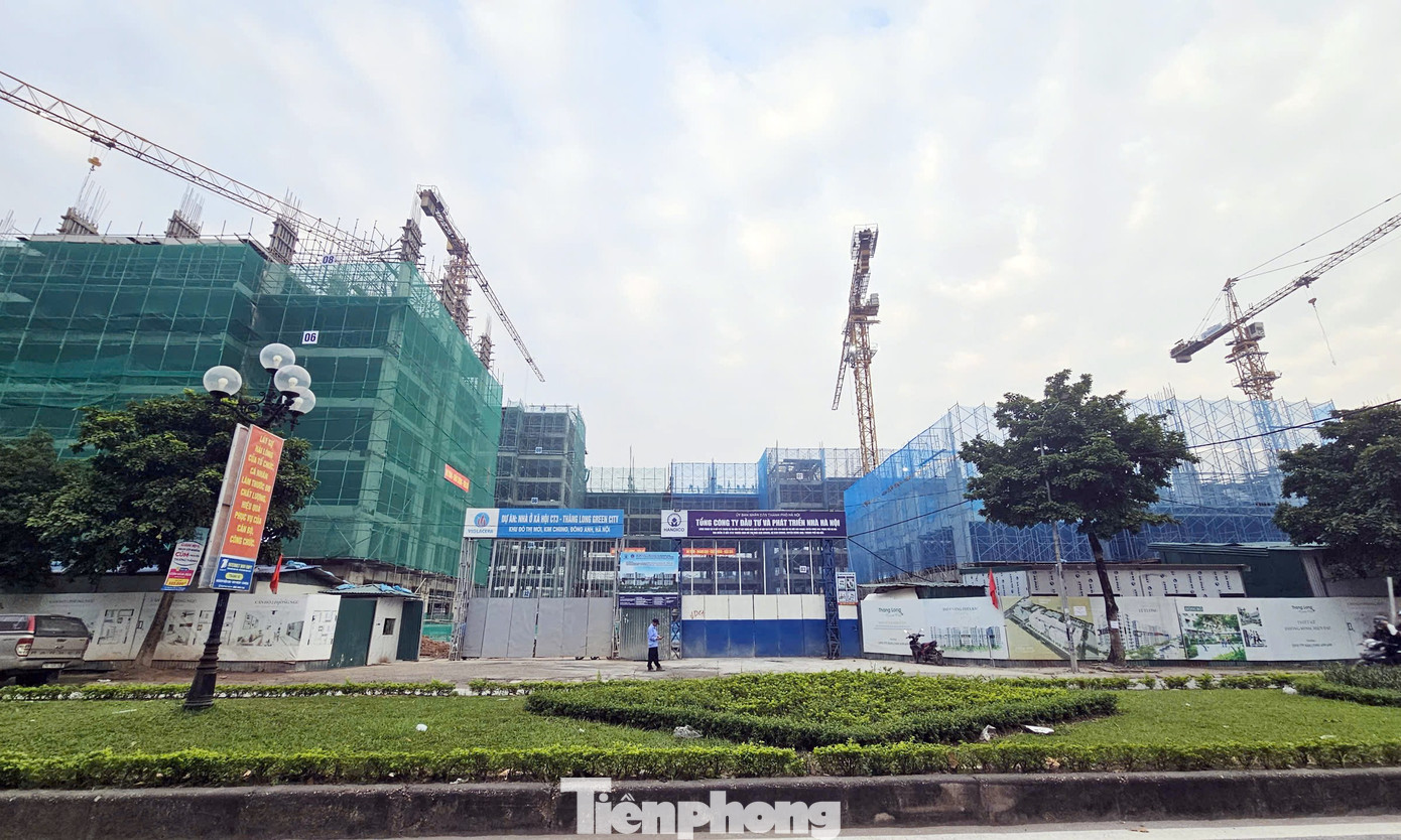 Hàng trăm người chen chân nộp hồ sơ dự án nhà ở xã hội CT3 Kim Chung, giá từ 900 triệu đồng/căn- Ảnh 1.