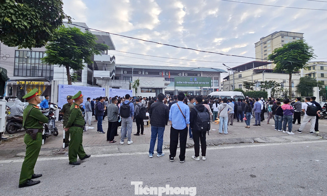 Hàng trăm người chen chân nộp hồ sơ dự án nhà ở xã hội CT3 Kim Chung, giá từ 900 triệu đồng/căn- Ảnh 7.