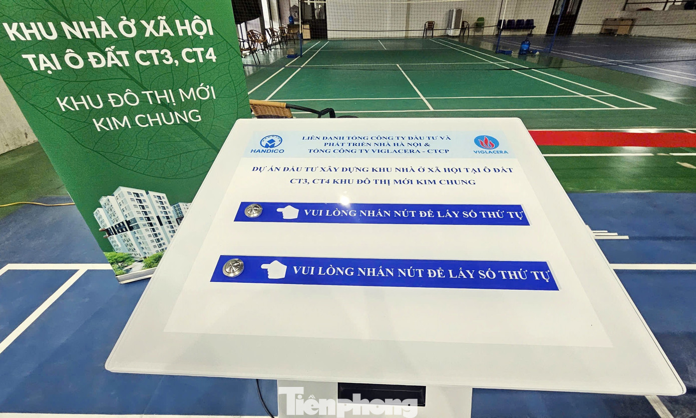 Hàng trăm người chen chân nộp hồ sơ dự án nhà ở xã hội CT3 Kim Chung, giá từ 900 triệu đồng/căn- Ảnh 6.