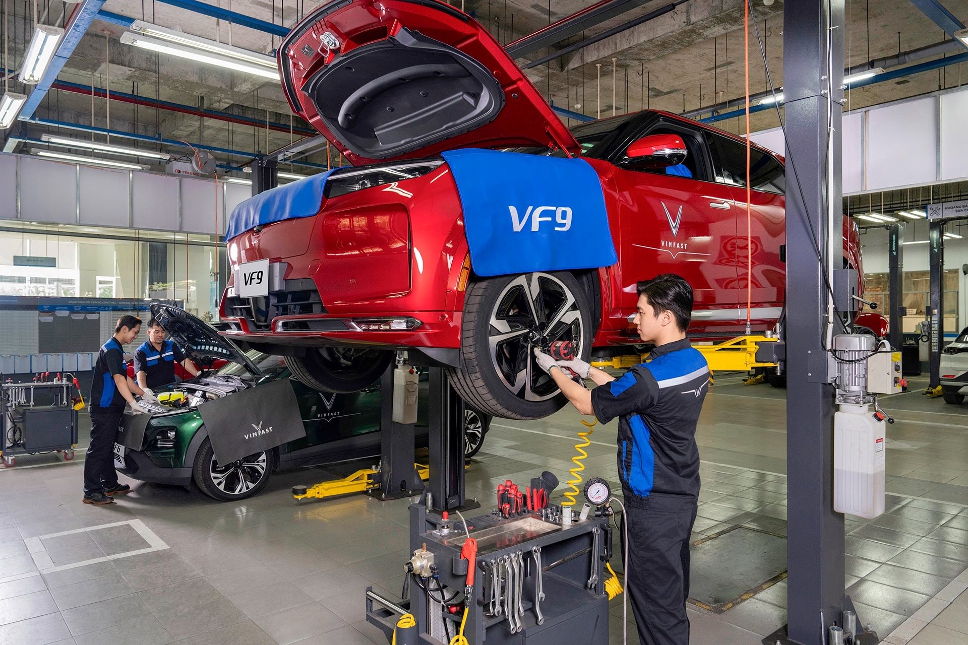 VinFast ồ ạt tuyển 4.500 lao động tại Hải Phòng, Hà Tĩnh: Công nhân đạt chỉ tiêu được thưởng luôn 10 triệu đồng, lương kỹ sư lên đến 38 triệu đồng- Ảnh 1.