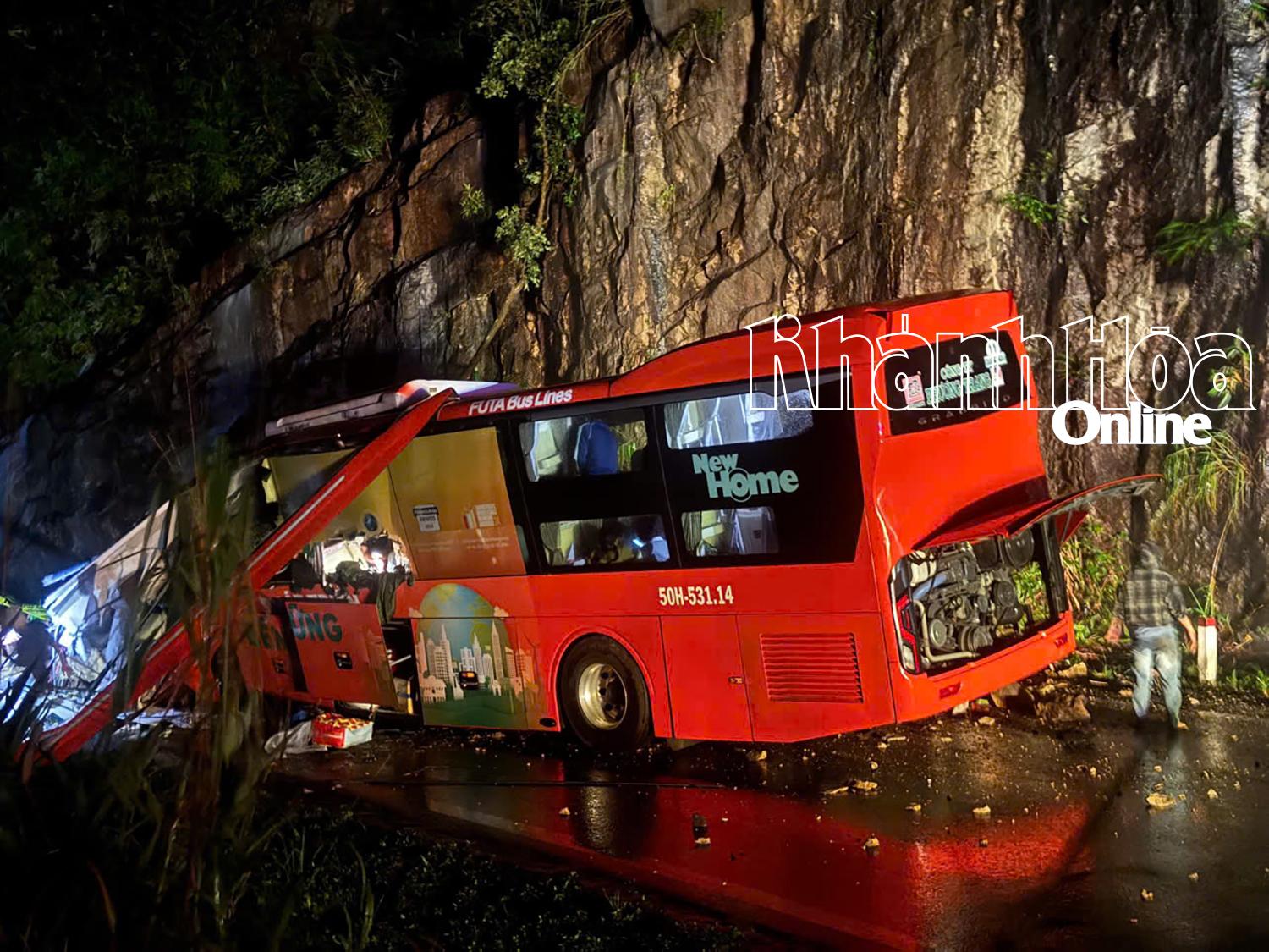 Hiện trường vụ sạt lở núi đè lên xe khách Phương Trang khiến 6 người chết, 16 người bị thương- Ảnh 3. Hiện trường vụ sạt lở núi đè lên xe khách Phương Trang khiến 6 người chết, 16 người bị thương- Ảnh 3.