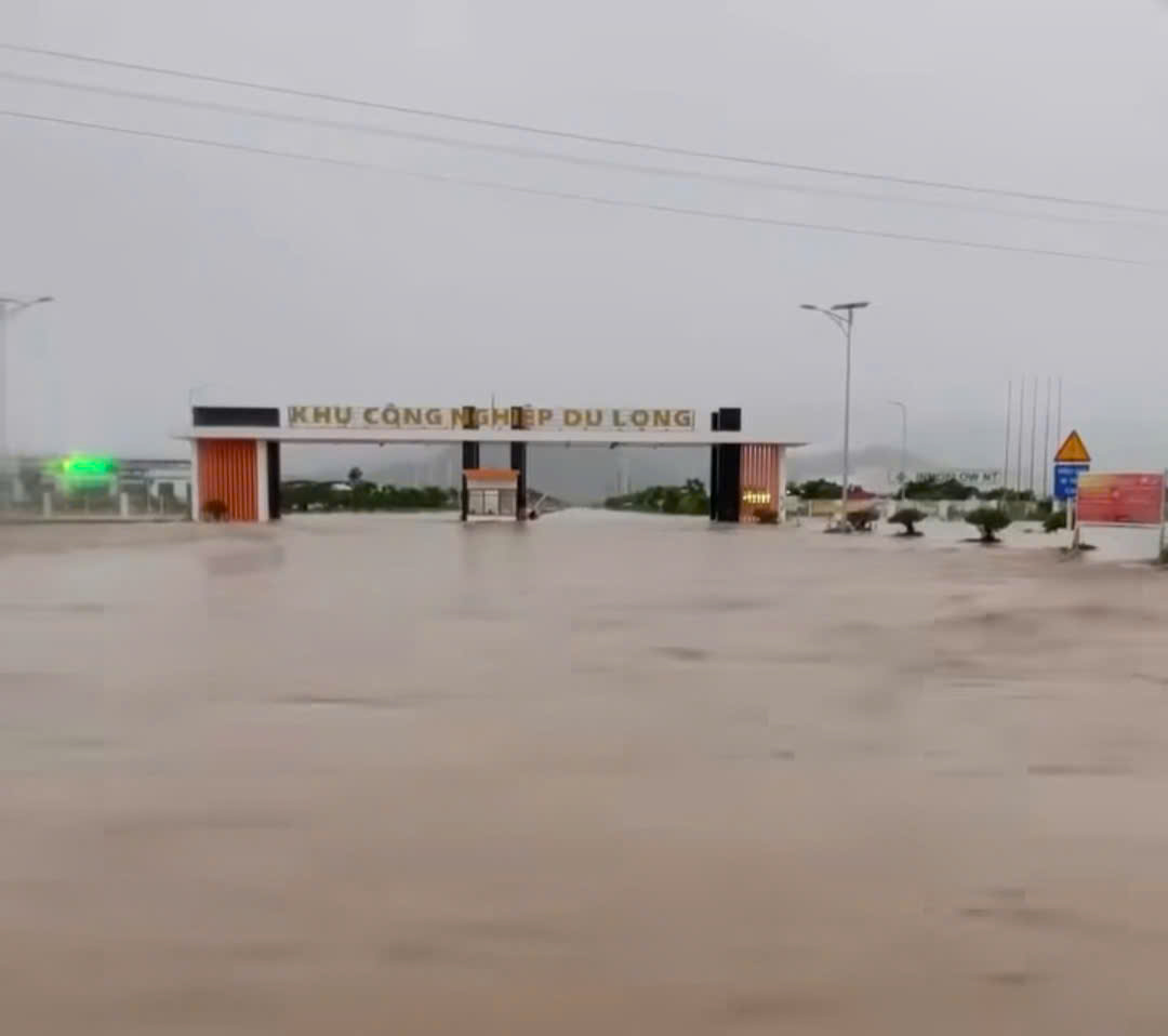 Khu công nghiệp Du Long chìm trong biển nước, 6.000 công nhân phải nghỉ việc- Ảnh 1. Khu công nghiệp Du Long chìm trong biển nước, 6.000 công nhân phải nghỉ việc- Ảnh 1.