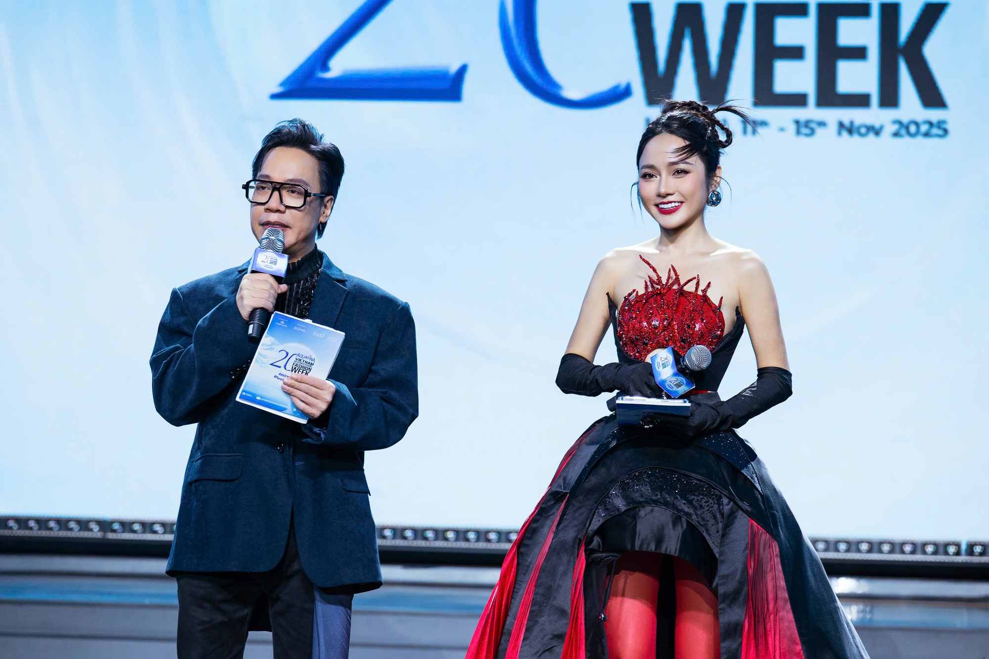 MC song ngữ Thu Thủy biến hoá đầy bất ngờ trên sân khấu VIFW với 8 out-fit, nhan sắc lẫn vóc dáng đều "gây thương nhớ"- Ảnh 2. MC song ngữ Thu Thủy biến hoá đầy bất ngờ trên sân khấu VIFW với 8 out-fit, nhan sắc lẫn vóc dáng đều "gây thương nhớ"- Ảnh 2.