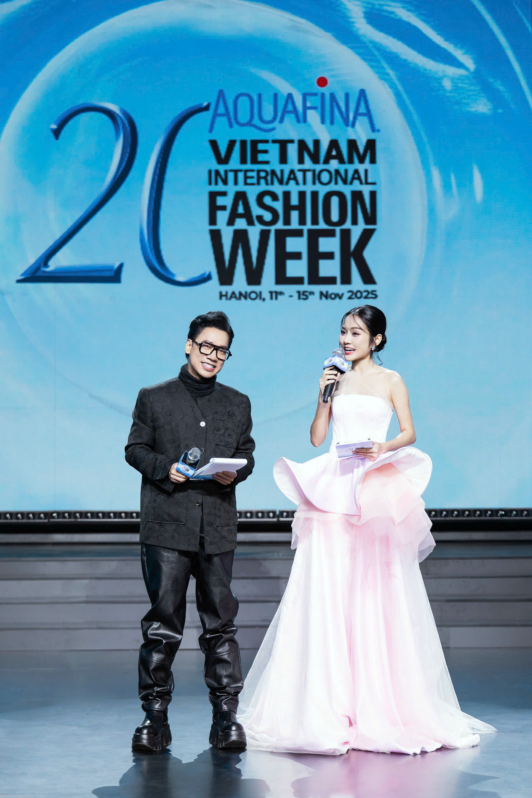 MC song ngữ Thu Thủy biến hoá đầy bất ngờ trên sân khấu VIFW với 8 out-fit, nhan sắc lẫn vóc dáng đều "gây thương nhớ"- Ảnh 3. MC song ngữ Thu Thủy biến hoá đầy bất ngờ trên sân khấu VIFW với 8 out-fit, nhan sắc lẫn vóc dáng đều "gây thương nhớ"- Ảnh 3.