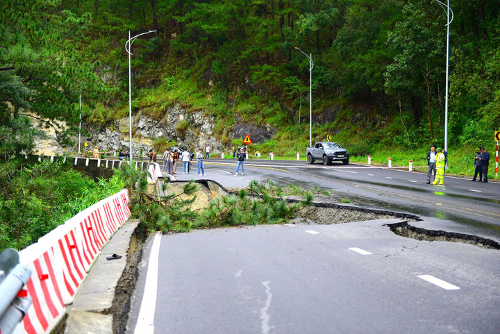 Đơn vị nào chịu trách nhiệm 'vá' vết nứt kéo dài trên đường đèo Prenn?- Ảnh 1.