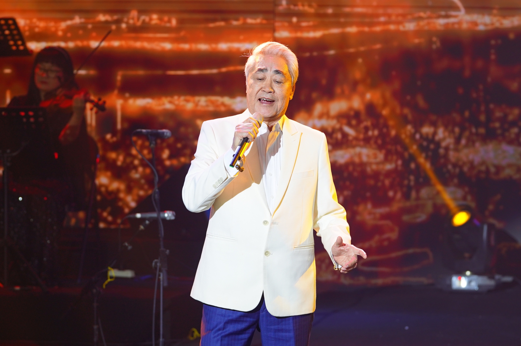 Khán giả vỡ òa khi chứng kiến sự “xuất hiện” của cố GS.NSND Trung Kiên cùng các thế hệ học trò trên sân khấu- Ảnh 6. Khán giả vỡ òa khi chứng kiến sự “xuất hiện” của cố GS.NSND Trung Kiên cùng các thế hệ học trò trên sân khấu- Ảnh 6.