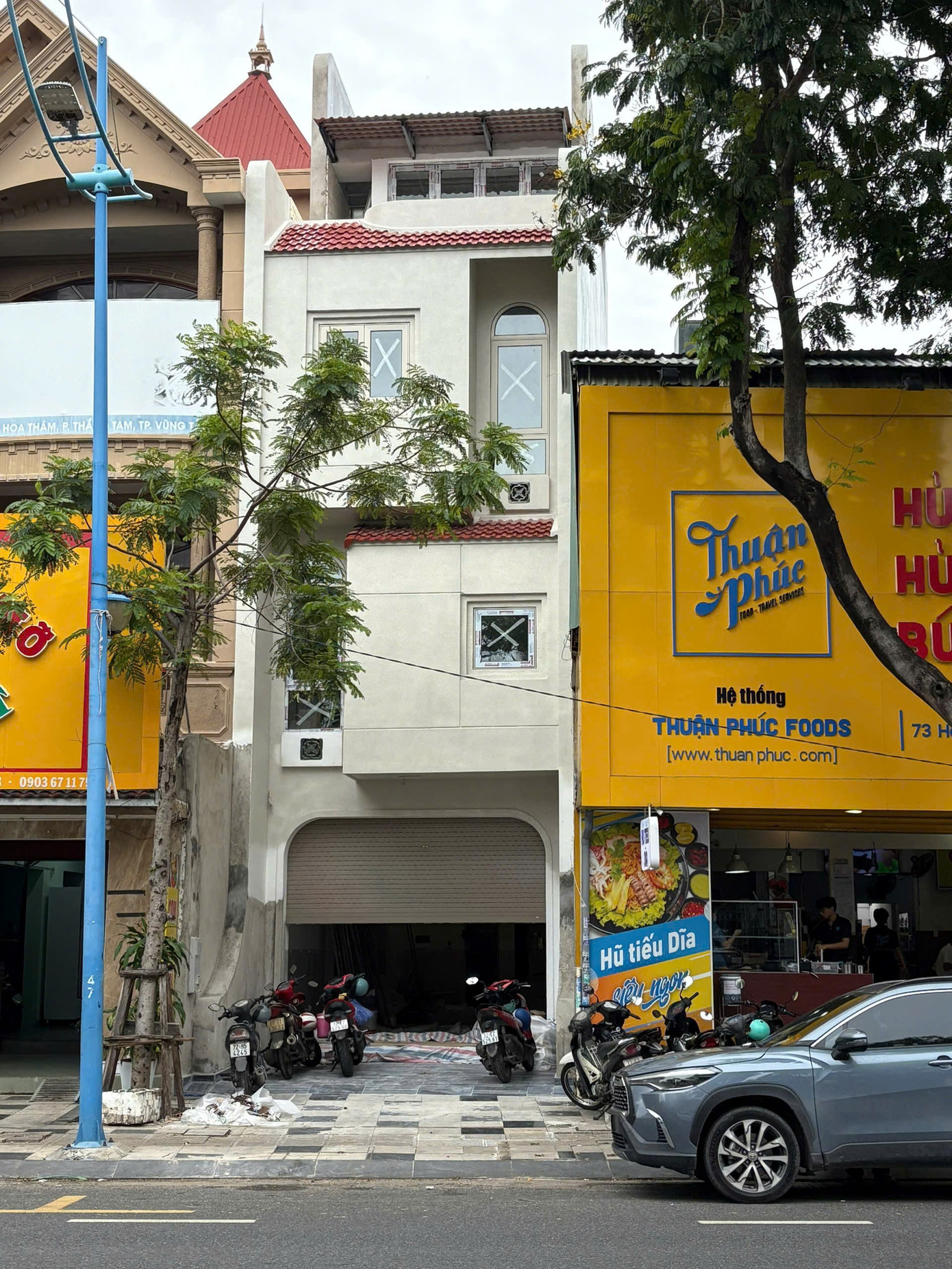 Nhà phố 4 tầng đưa phòng khách và bếp ăn lên tầng cao để tạo sự thoải mái- Ảnh 1.