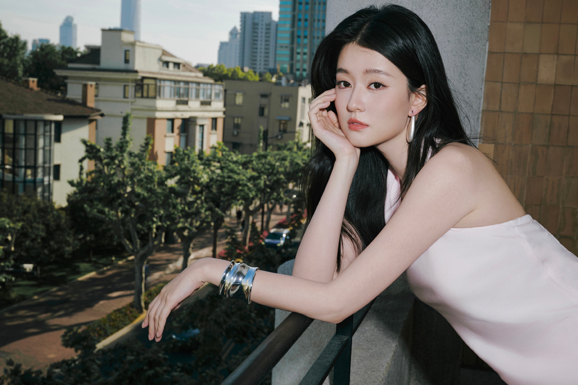 Thân thế giả dối của mỹ nhân 9X giàu nhất showbiz, được huấn luyện để 