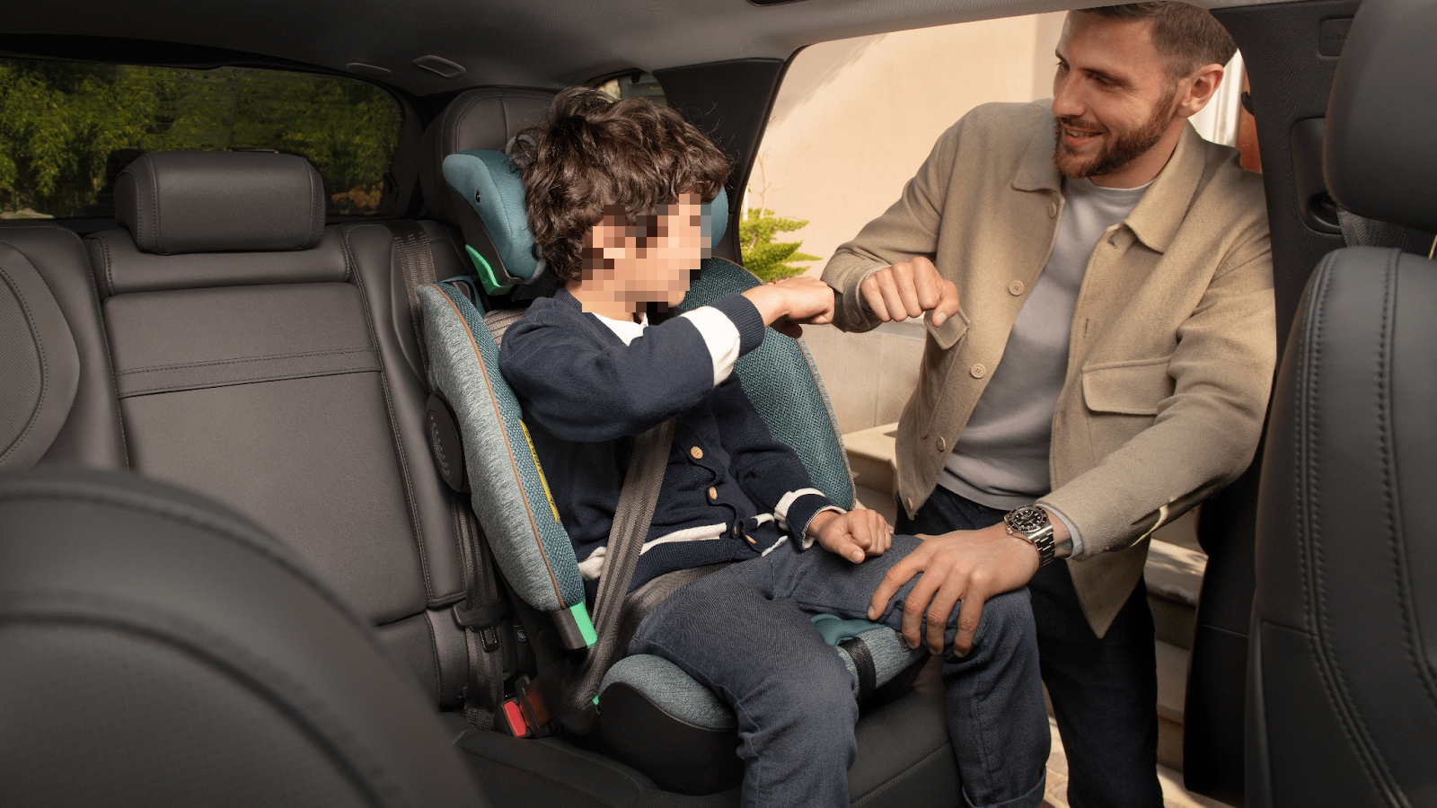 Đi xe máy chở trẻ em theo cách này có thể bị phạt đến 14 triệu đồng- Ảnh 4.