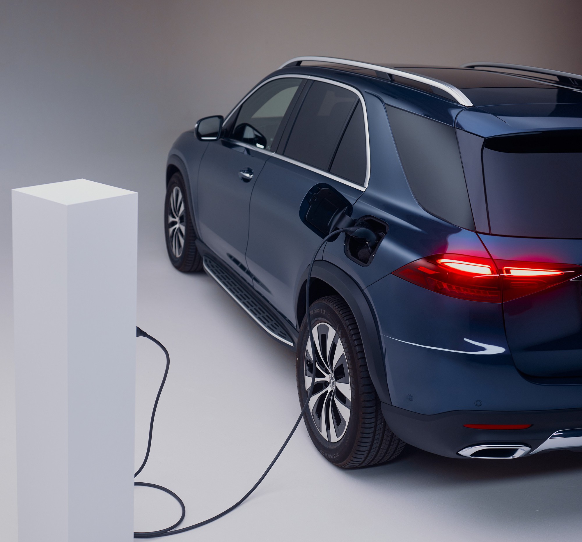 Chào giá hơn 4,6 tỷ tại Việt Nam, mẫu SUV PHEV đầu tiên của Mercedes-Benz có gì?- Ảnh 4.