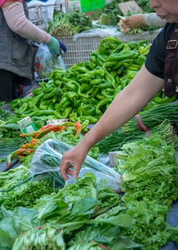 Đi chợ mà choáng: “Tiền rau giờ còn đắt hơn thịt” – cú sốc khiến tôi phải xem lại cả bảng chi tiêu- Ảnh 1.