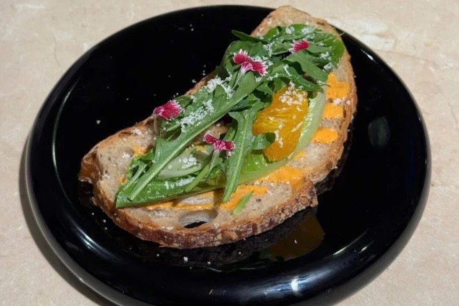 Khách Tây chắp tay lạy chủ quán ở Hà Nội vì bán đồ ăn quá ngon: Vị khách gọi 12 món- Ảnh 3.