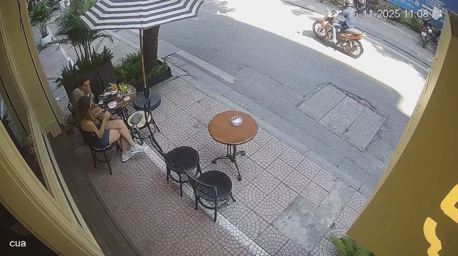 Khách Tây chắp tay lạy chủ quán ở Hà Nội vì bán đồ ăn quá ngon: Vị khách gọi 12 món- Ảnh 1.