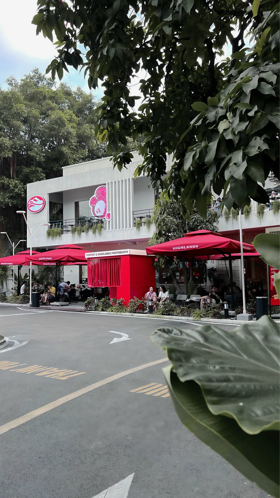 Chiêu hút khách mới của ông lớn Highlands Coffee: Đặt photobooth tại cửa hàng, cứ mua nước là được chụp ảnh free- Ảnh 3. Chiêu hút khách mới của ông lớn Highlands Coffee: Đặt photobooth tại cửa hàng, cứ mua nước là được chụp ảnh free- Ảnh 3.