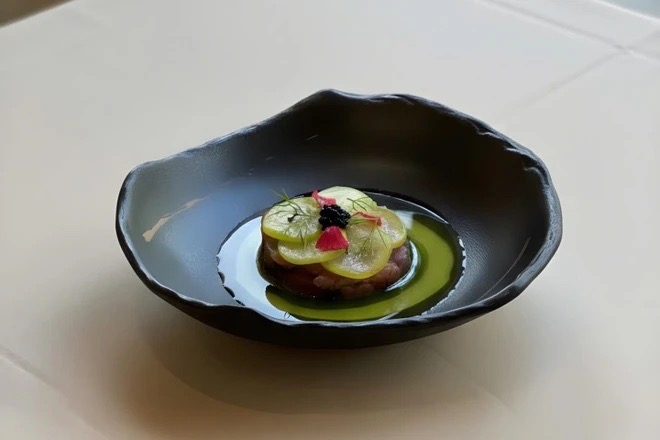 Khách Tây chắp tay lạy chủ quán ở Hà Nội vì bán đồ ăn quá ngon: Vị khách gọi 12 món- Ảnh 4.