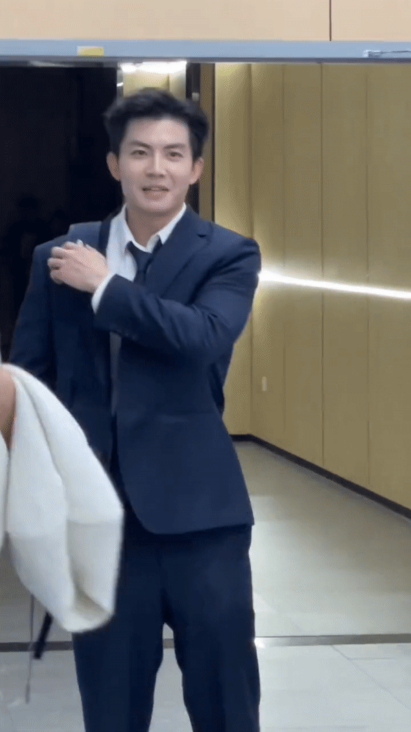 Giảng viên Học viện Kinh tế đối ngoại đẹp tựa nam thần, hát hay như ca sĩ, xem 100 lần vẫn chưa thấy đủ- Ảnh 5. Giảng viên Học viện Kinh tế đối ngoại đẹp tựa nam thần, hát hay như ca sĩ, xem 100 lần vẫn chưa thấy đủ- Ảnh 5.