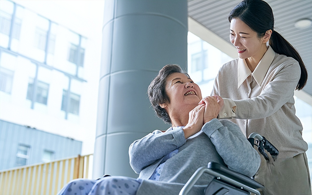 Người phụ nữ nghỉ việc, chăm mẹ bị liệt suốt 12 năm nhưng khi phát hiện di chúc chỉ có tên em trai lại khẳng định: "Tôi không phản đối"- Ảnh 1.