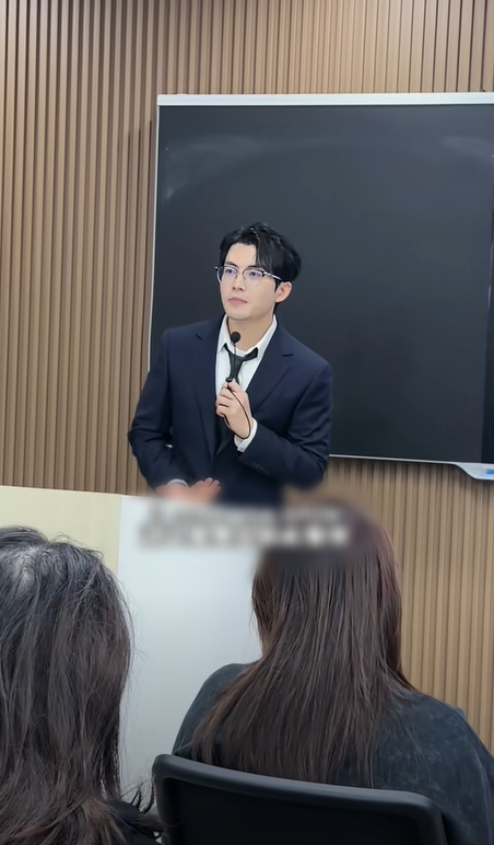 Giảng viên Học viện Kinh tế đối ngoại đẹp tựa nam thần, hát hay như ca sĩ, xem 100 lần vẫn chưa thấy đủ- Ảnh 3. Giảng viên Học viện Kinh tế đối ngoại đẹp tựa nam thần, hát hay như ca sĩ, xem 100 lần vẫn chưa thấy đủ- Ảnh 3.