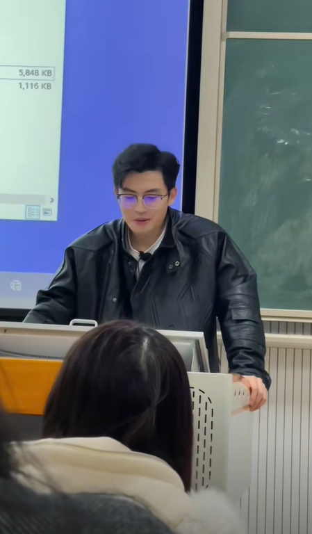 Giảng viên Học viện Kinh tế đối ngoại đẹp tựa nam thần, hát hay như ca sĩ, xem 100 lần vẫn chưa thấy đủ- Ảnh 10. Giảng viên Học viện Kinh tế đối ngoại đẹp tựa nam thần, hát hay như ca sĩ, xem 100 lần vẫn chưa thấy đủ- Ảnh 10.