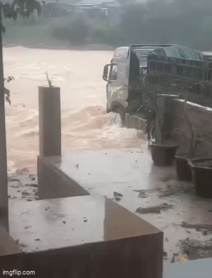 Clip tài xế gọi điện thoại trước khi bị nước lũ cuốn trôi: Cả 100 người vẫn tích cực tìm kiếm- Ảnh 1.