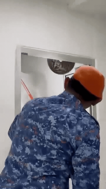 Bé gái đi học về nói phòng tắm có Bé gái đi học về nói phòng tắm có