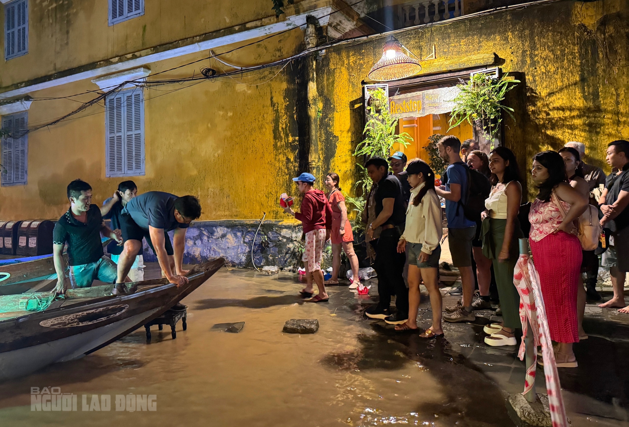 Hình ảnh khách Tây đua nhau đi thuyền "ngắm nước lụt" ở phố cổ Hội An- Ảnh 1.