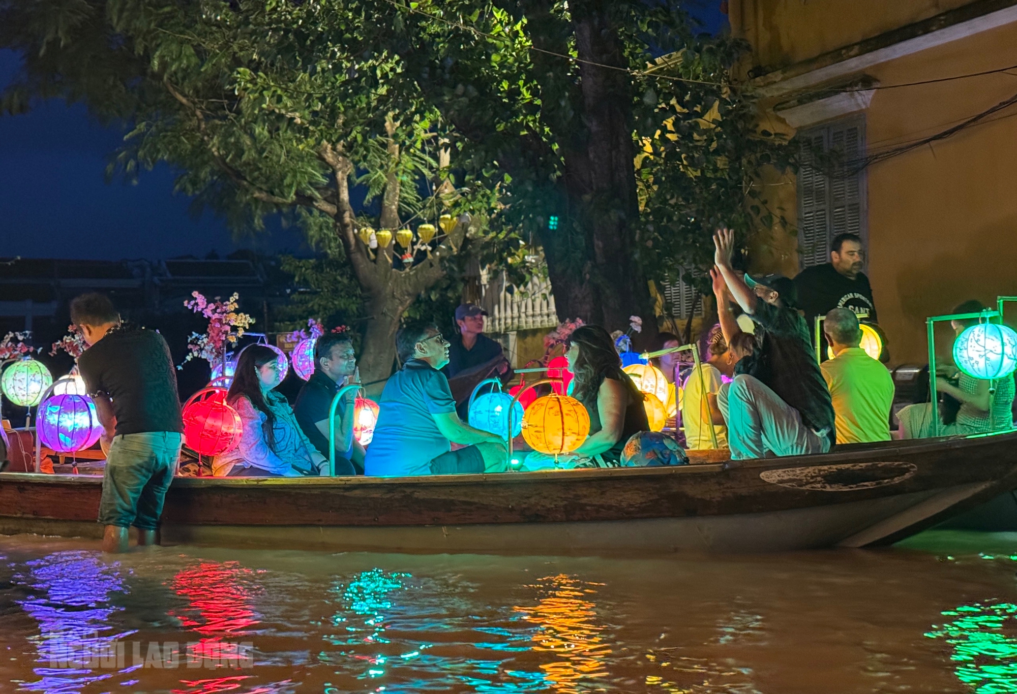 Hình ảnh khách Tây đua nhau đi thuyền "ngắm nước lụt" ở phố cổ Hội An- Ảnh 2.