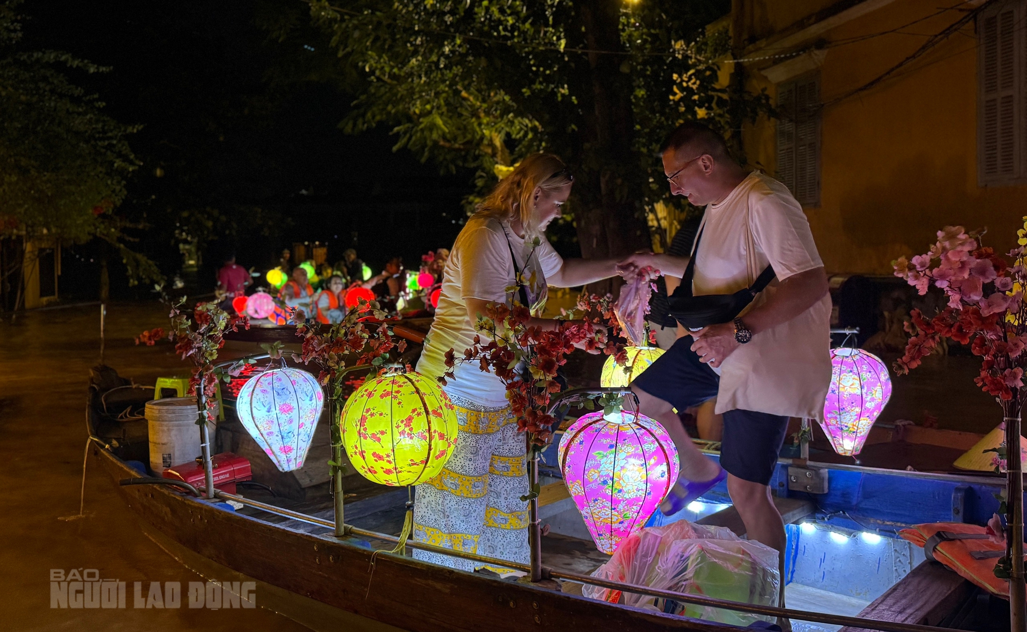 Hình ảnh khách Tây đua nhau đi thuyền "ngắm nước lụt" ở phố cổ Hội An- Ảnh 4.