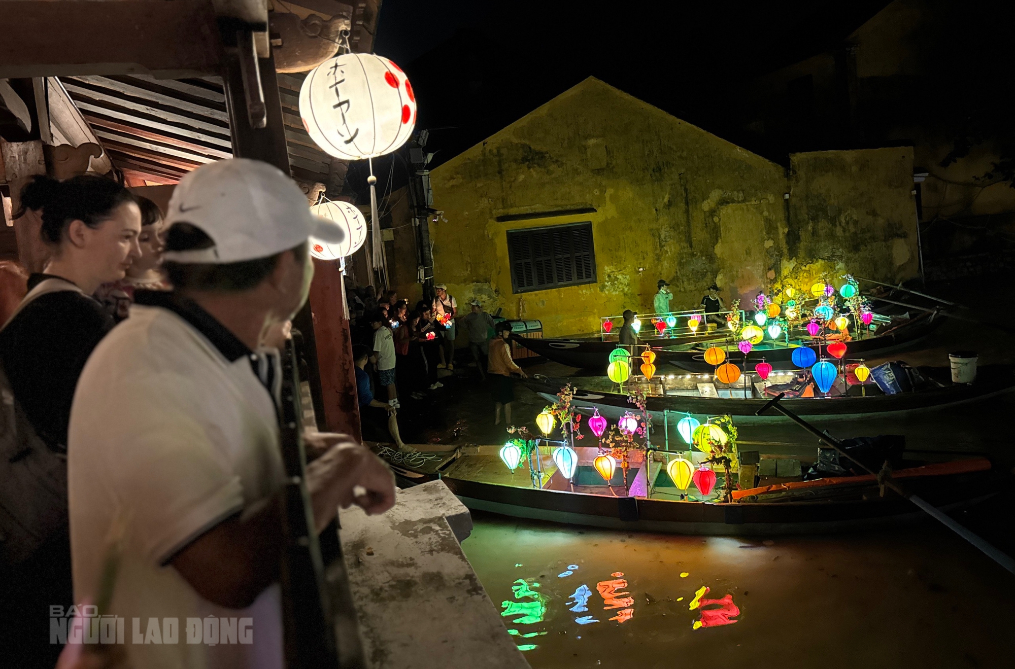 Hình ảnh khách Tây đua nhau đi thuyền "ngắm nước lụt" ở phố cổ Hội An- Ảnh 5.