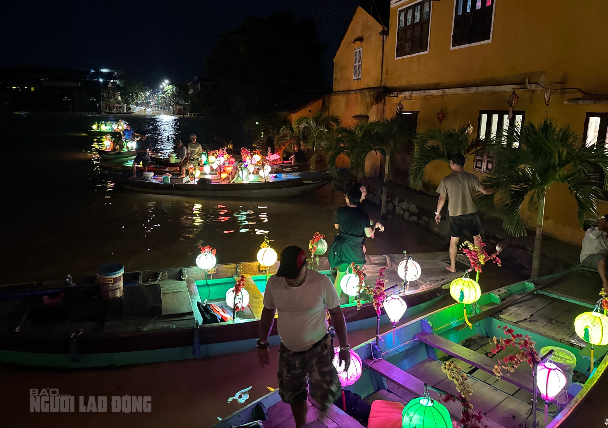 Hình ảnh khách Tây đua nhau đi thuyền "ngắm nước lụt" ở phố cổ Hội An- Ảnh 6.