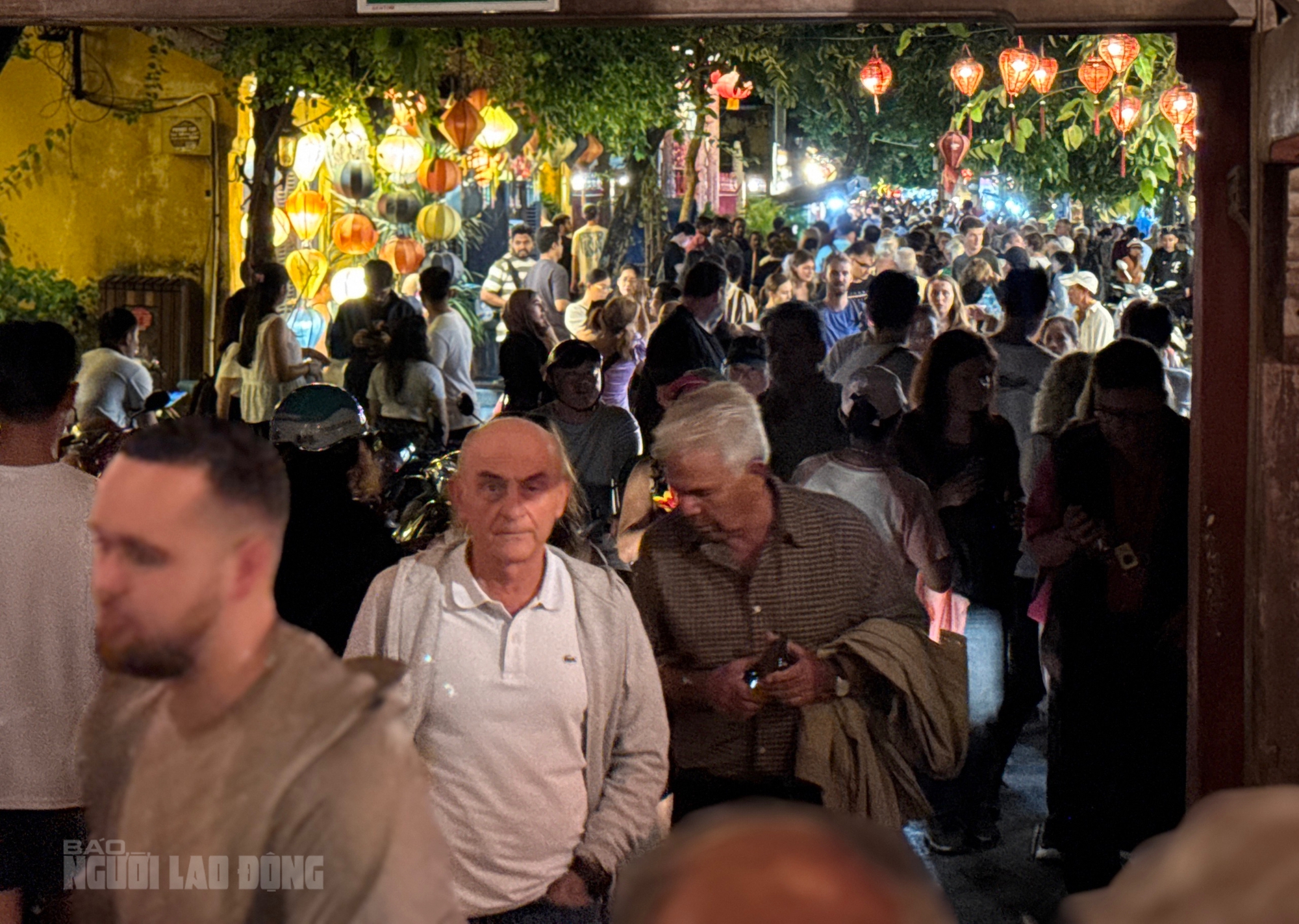 Hình ảnh khách Tây đua nhau đi thuyền "ngắm nước lụt" ở phố cổ Hội An- Ảnh 9.