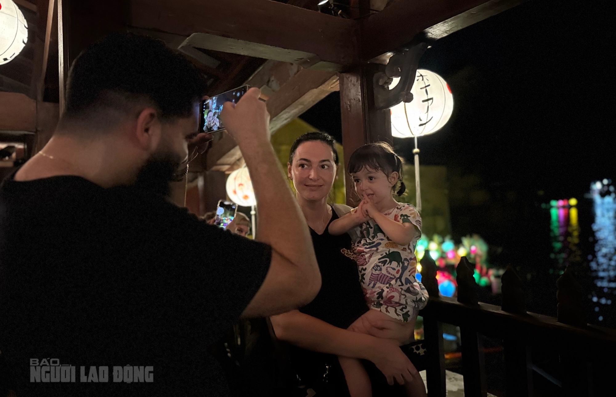 Hình ảnh khách Tây đua nhau đi thuyền "ngắm nước lụt" ở phố cổ Hội An- Ảnh 10.