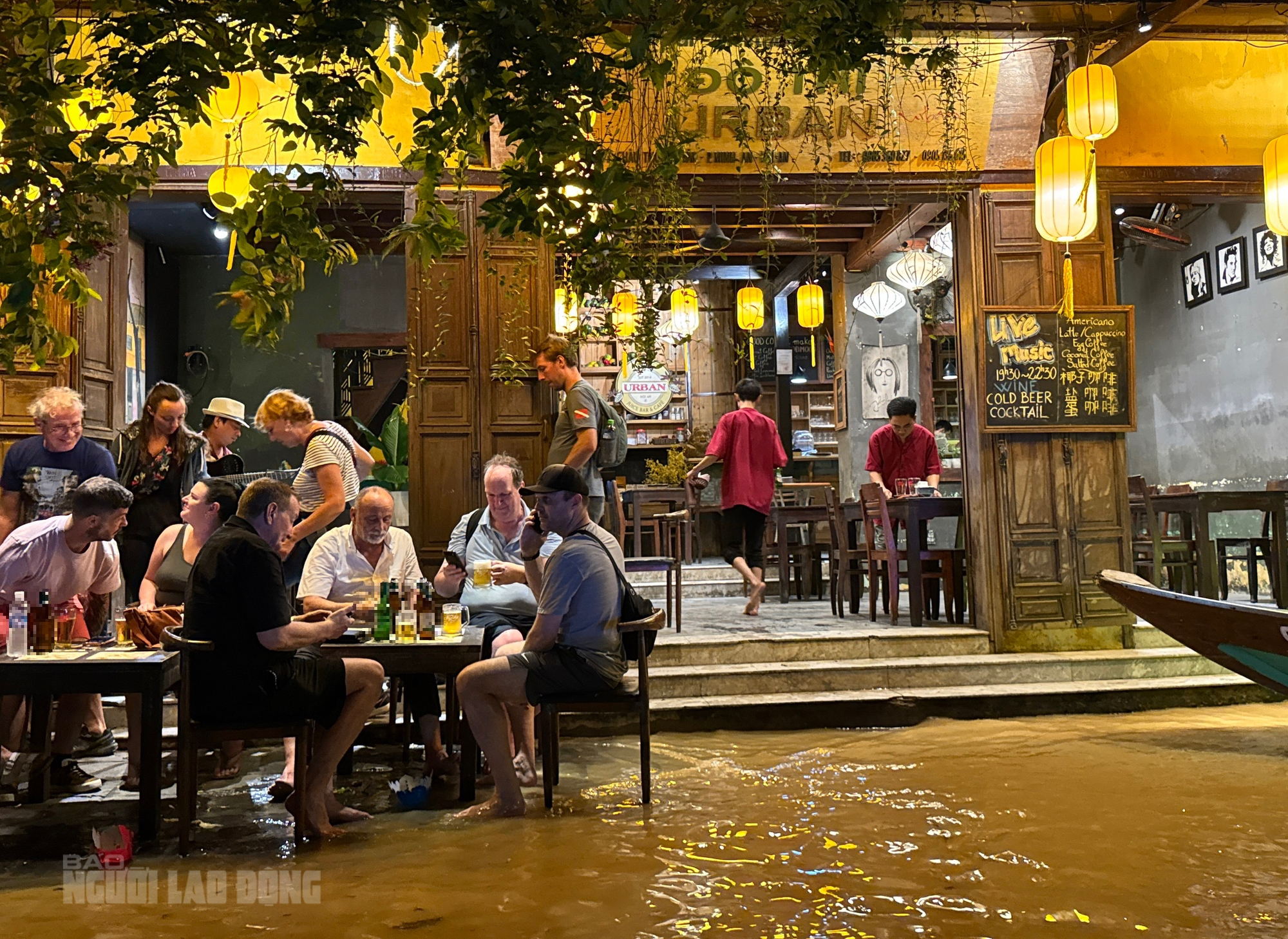 Hình ảnh khách Tây đua nhau đi thuyền "ngắm nước lụt" ở phố cổ Hội An- Ảnh 11.