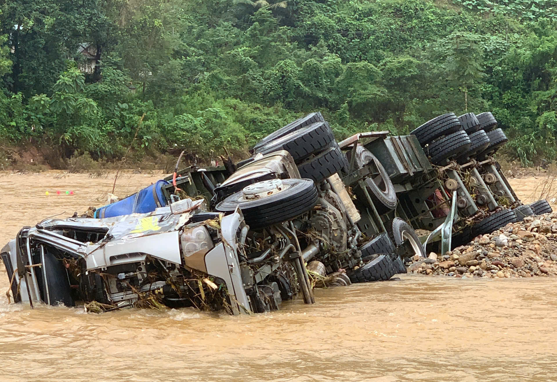 CLIP: Xe đầu kéo bị lũ "vò nát", cả 100 người tìm kiếm tài xế mất tích- Ảnh 3. CLIP: Xe đầu kéo bị lũ "vò nát", cả 100 người tìm kiếm tài xế mất tích- Ảnh 3.