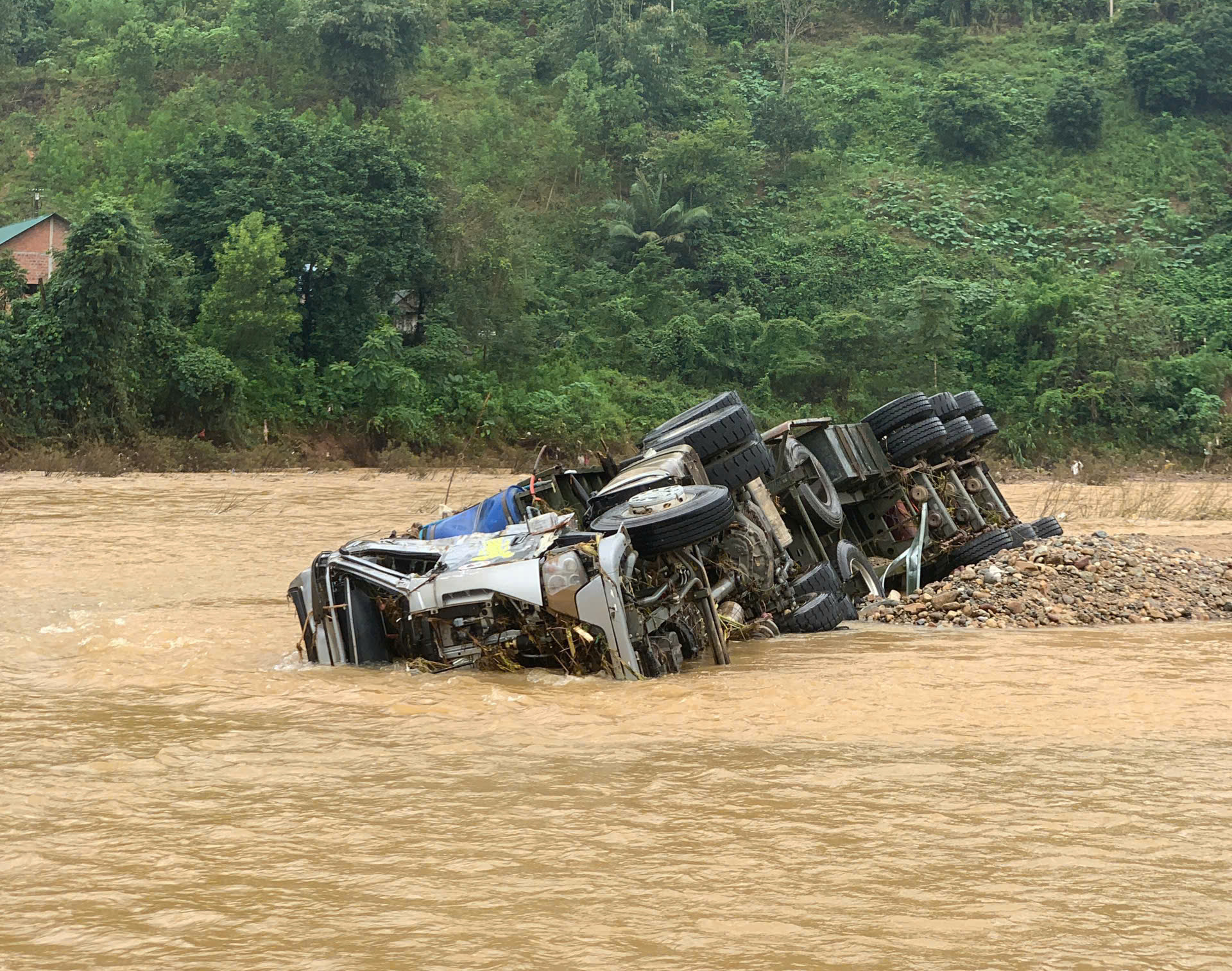 CLIP: Xe đầu kéo bị lũ "vò nát", cả 100 người tìm kiếm tài xế mất tích- Ảnh 2. CLIP: Xe đầu kéo bị lũ "vò nát", cả 100 người tìm kiếm tài xế mất tích- Ảnh 2.