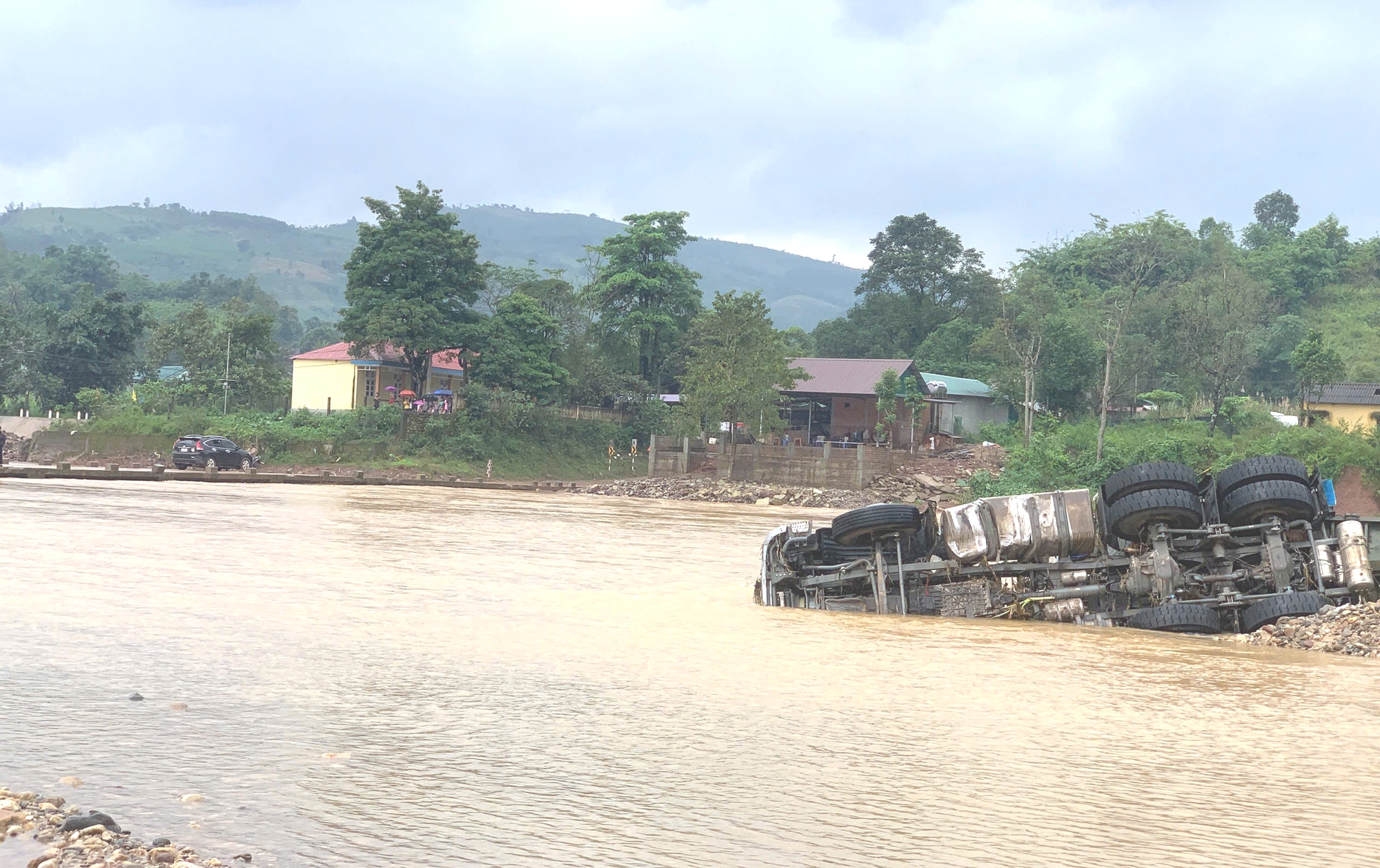 CLIP: Xe đầu kéo bị lũ "vò nát", cả 100 người tìm kiếm tài xế mất tích- Ảnh 1. CLIP: Xe đầu kéo bị lũ "vò nát", cả 100 người tìm kiếm tài xế mất tích- Ảnh 1.
