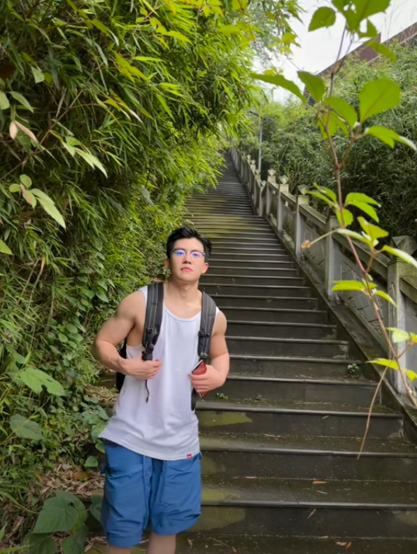 Giảng viên Học viện Kinh tế đối ngoại đẹp tựa nam thần, hát hay như ca sĩ, xem 100 lần vẫn chưa thấy đủ- Ảnh 15. Giảng viên Học viện Kinh tế đối ngoại đẹp tựa nam thần, hát hay như ca sĩ, xem 100 lần vẫn chưa thấy đủ- Ảnh 15.