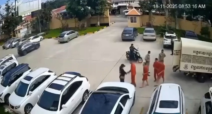 Phạm nhân chĩa súng bỏ trốn ngay trước tòa án ở Campuchia- Ảnh 1. Phạm nhân chĩa súng bỏ trốn ngay trước tòa án ở Campuchia- Ảnh 1.