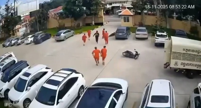 Phạm nhân chĩa súng bỏ trốn ngay trước tòa án ở Campuchia- Ảnh 3. Phạm nhân chĩa súng bỏ trốn ngay trước tòa án ở Campuchia- Ảnh 3.