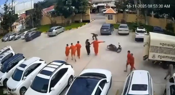 Phạm nhân chĩa súng bỏ trốn ngay trước tòa án ở Campuchia- Ảnh 2. Phạm nhân chĩa súng bỏ trốn ngay trước tòa án ở Campuchia- Ảnh 2.