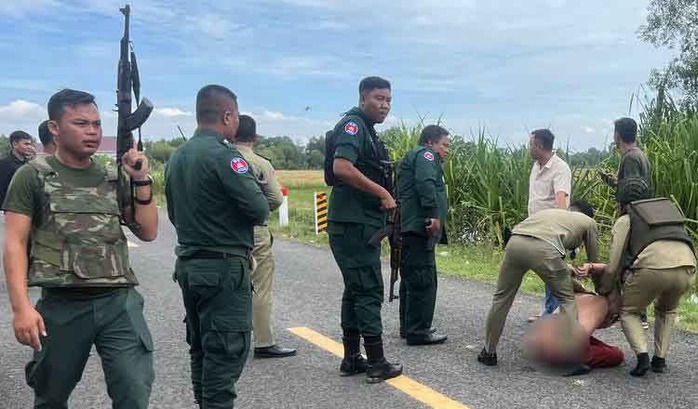 Phạm nhân chĩa súng bỏ trốn ngay trước tòa án ở Campuchia- Ảnh 4. Phạm nhân chĩa súng bỏ trốn ngay trước tòa án ở Campuchia- Ảnh 4.